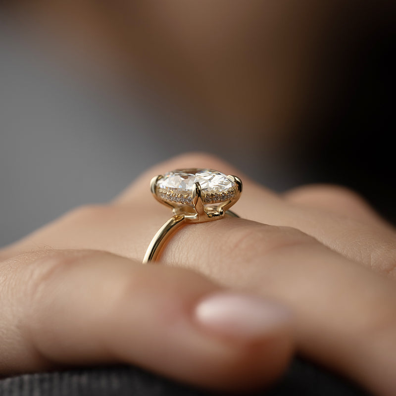 The Low Profile Kamelie - Engagement Ring Made in Yellow Gold
