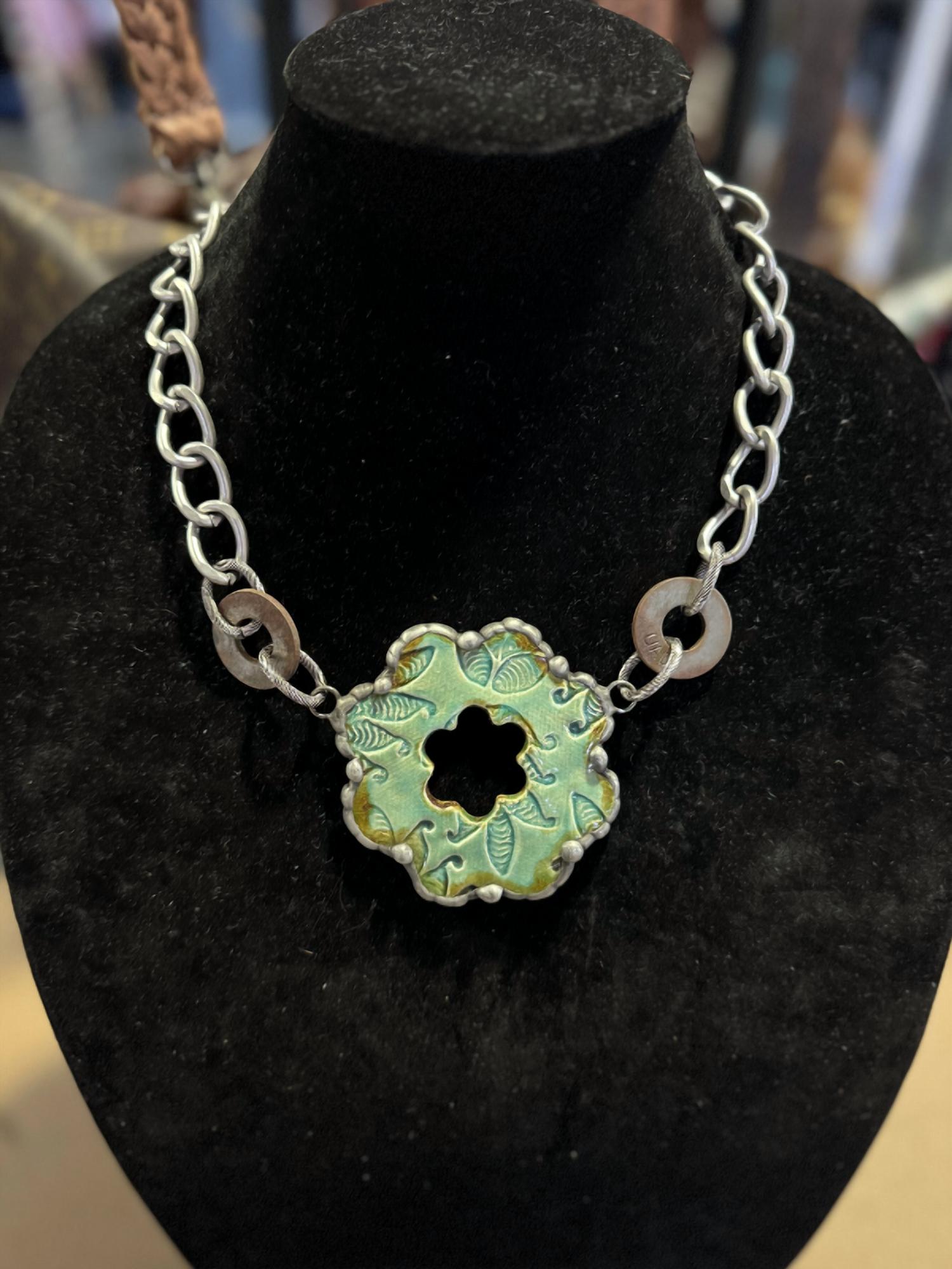 ART BY AMY LABBE PRINTED FLOWER NECKLACE IN SILVER/GREEN