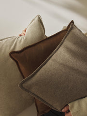 Großes Sofa-Kissen Lennon aus recyceltem Leder, 50 x 80 cm