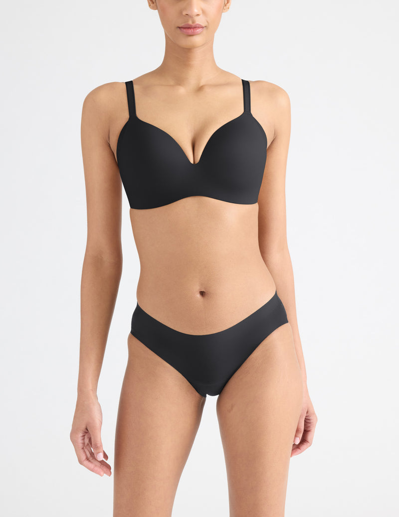 Tsanna has 34.5" hips and wears a Knix size S