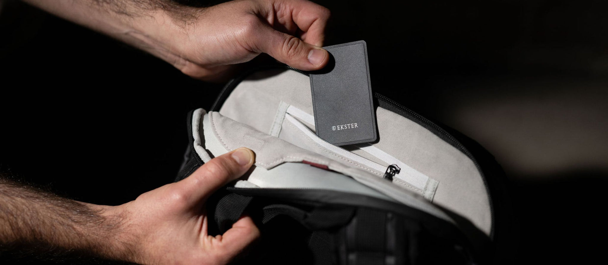 Never lose your luggage with an Ekster tracker card